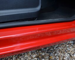 Зачем нужны пластиковые накладки на пороги автомобиля