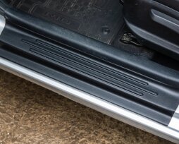 Накладки на пороги автомобиля Kia Rio