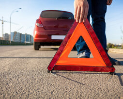 Когда ставится аварийный знак от машины и на какое расстояние: предъявляемые требования к знаку
