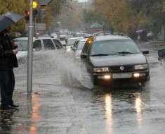 Обрызгали водой из лужи: как наказать водителя