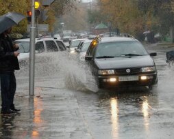 Обрызгали водой из лужи: как наказать водителя