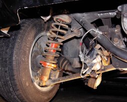 Скрип колеса при повороте гранта: причины и решение проблемы