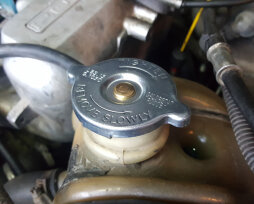 Почему из расширительного бачка выбрасывает тосол