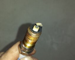 Причины образования коричневого и желтого налета на изоляторе свечи зажигания