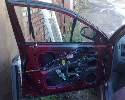 Как закрыть стекло в машине, если сломался стеклоподъемник