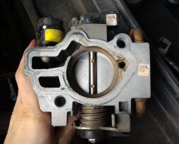 Почему при нажатии на педаль газа машина с карбюратором глохнет