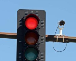 Как действует закон о проезде на запрещающие сигналы