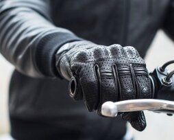 Защитные перчатки для мотоцикла: комфорт и безопасность на дороге