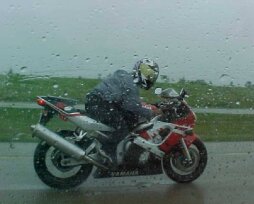 Мотодождевик: надежная защита от дождя для мотоциклистов