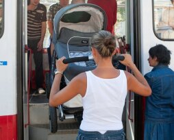 Как правильно перевозить ребенка в коляске в автобусе