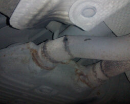 Почему чувствуется запах выхлопных газов в салоне автомобиля при включении печки