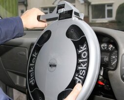 Рейтинг механических защит автомобиля от угона: ТОП-6 популярных средств от кражи