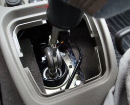 Как устранить дребезг ручки КПП у «Калины-1»