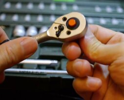 Наборы инструментов для авто в чемодане «Дело техники»