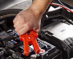 Зарядка автомобильного аккумулятора: сколько времени необходимо, как правильно это делать