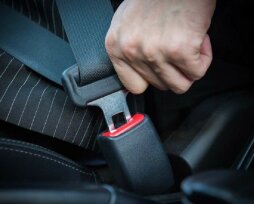 Закон 12.6 о нарушении правил применения ремней безопасности или мотошлемов