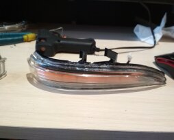 Меняем неработающий повторитель поворота на Ладе Весте