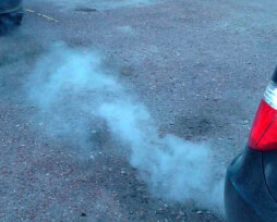 Сизый (синий) дым из глушителя дизельного двигателя: причины, последствия