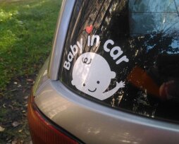 Предупреждающие наклейки на авто – основные разновидности и обозначения