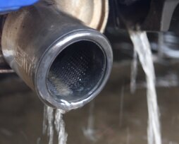 Белый дым и вода из выхлопной трубы: причины появления, как исправить проблему