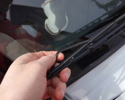 Как поменять дворники на Рено Логан — как снять и заменить щетки