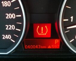Что означает восклицательный знак на панели авто