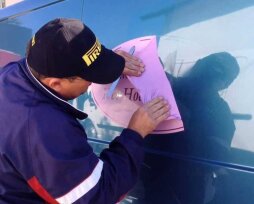 Чем убрать клей с наклейки с машины, как снять наклейку с машины, не повредив краску