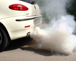 Почему воняет выхлоп у машины: причины и методы устранения неприятного запаха