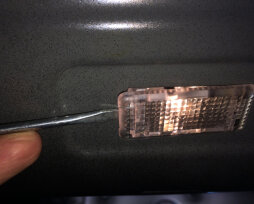 Как поменять лампочку в багажнике в Фольксваген Поло самостоятельно