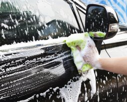 Чем лучше мыть машину – губкой или щеткой?
