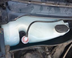 Где находится бачок омывателя в Рено Логан — как налить омывайку в бачок