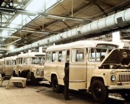 Автомобили бренда КАвЗ — расшифровка названия и история автозавода