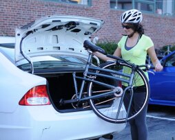 Способы перевозки велосипеда на машине при отсутствии и наличии багажника