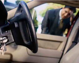 Аварийное открытие дверей автомобиля