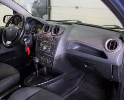 Где на Ford Fiesta MK5 отображается положение автоматической коробки передач