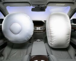 Когда появились первые подушки безопасности на автомобиле и кто их придумал