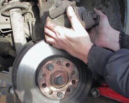 Замена передних и задних тормозных колодок на Фольксваген Пассат