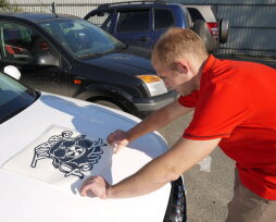 Можно ли клеить на машину наклейки: допустимые размеры и куда можно наклеить