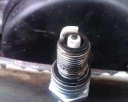 Почему черные свечи зажигания. Характер нагара, что делать