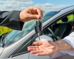 Как происходит перерегистрация автомобиля на нового владельца без смены номеров