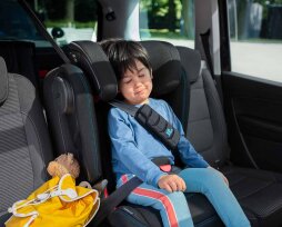 Перевозка детей в автомобиле на переднем сиденье: правила и рекомендации