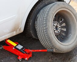 Перестановка колес на автомобиле с передним и полным приводом. Схемы для разного количества колес, рисунка протектора