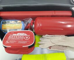 Набор для автомобиля: аптечка, огнетушитель, знак аварийной остановки