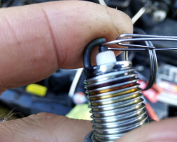 Как проверить зазор свечей зажигания