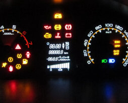 Горит желтая лампочка на панели приборов: причины