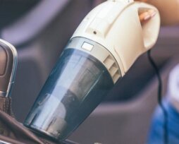 Как выбрать ручной пылесос для своего авто