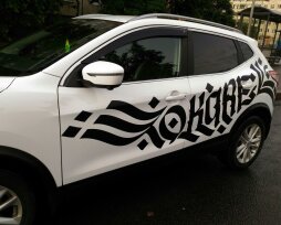 Разновидности больших наклеек на машину