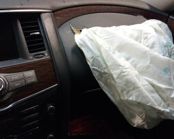 Как восстановить подушку безопасности в автомобиле, если она сработала