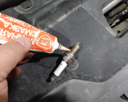 Смазывать ли свечи зажигания при замене? Как и чем