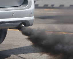 Серый дым из выхлопной трубы: причины появления, методы устранения